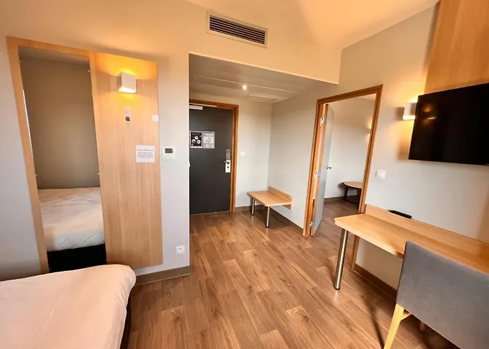 Campanile Metz Nord - Porte Du Luxembourg A31- Sortie 34- Parking Gratuit- Accueil De Nuit Hotel 3*